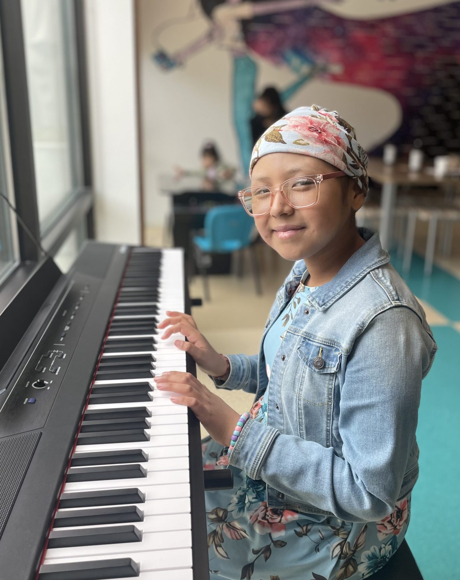girl playng piano