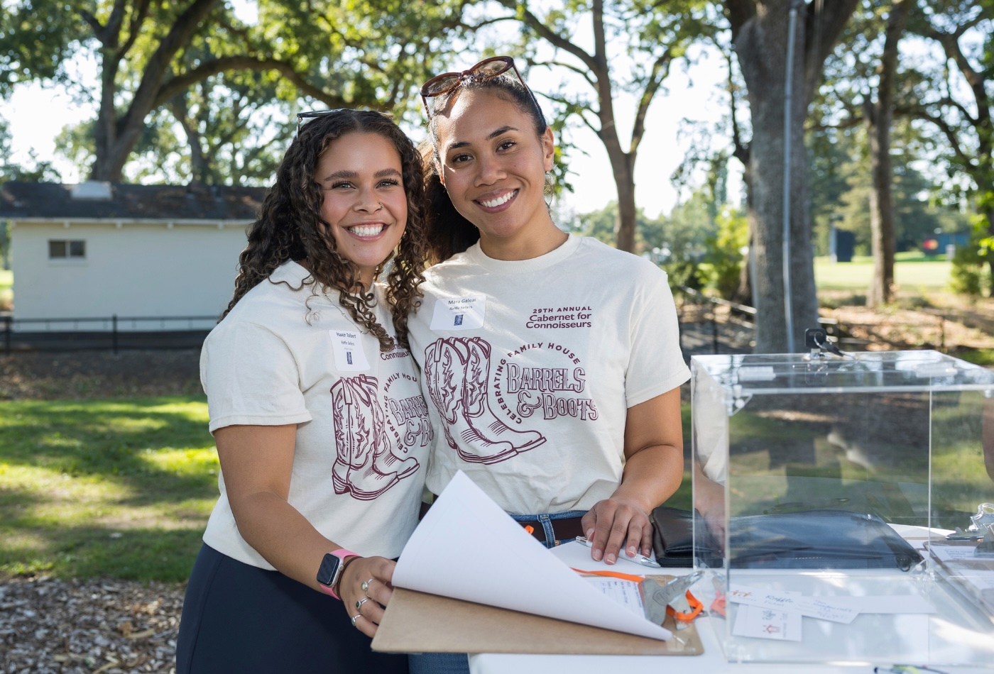 girls volunteering